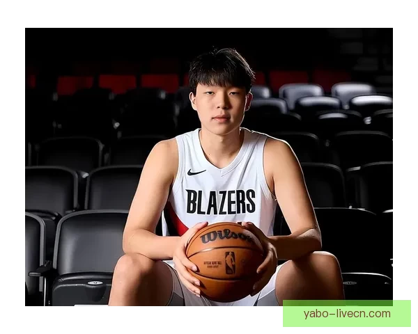 开拓者全家福定格克林根C位杨瀚森紧随昔日老大角落利拉德