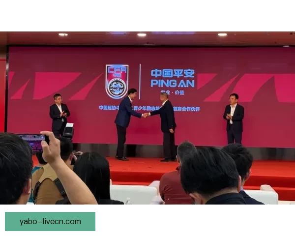 国少助教推搡辱骂16岁留洋新星引众怒球迷呼吁严惩并开除涉事教练